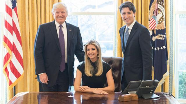 Donald Trump y Justin Trudeau junto a Ivanka Trump en el Despacho Oval.