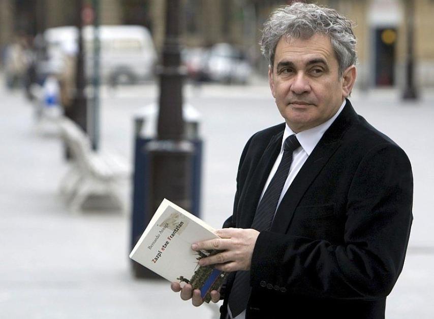 Bernardo Atxaga con 'Zazpi etxe Frantzian' (Siete casas en Francia).