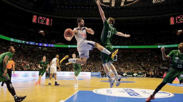 Sergio Llull intenta anotar contra Unicaja.