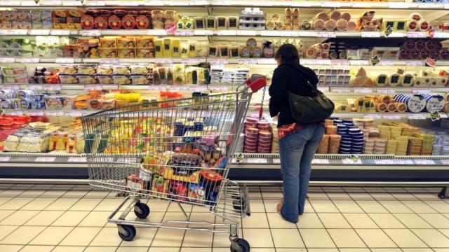 Una mujer hace la compra.