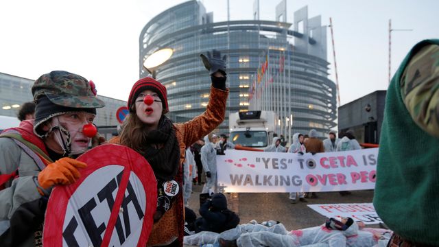 Manifestación contra el CETA frente a la Eurocámara en Estrasburgo