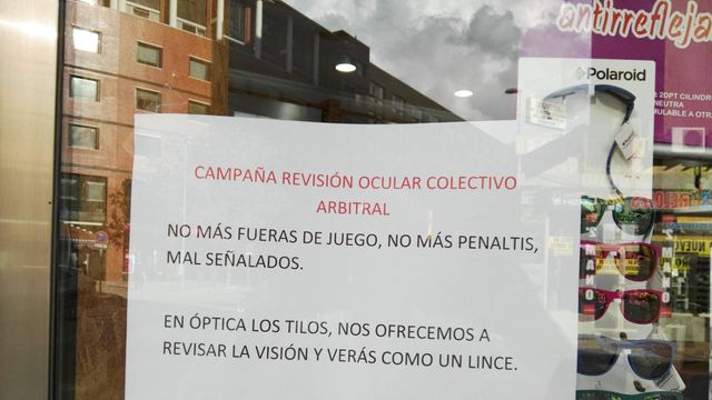 El cartel que protesta con mucha sorna contra las decisiones del colectivo arbitral en Málaga.