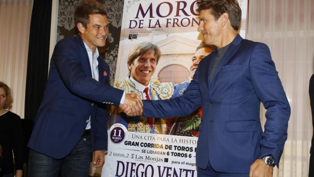 Momento en el que los dos hermanos se encontraban delante del cartel promocional.