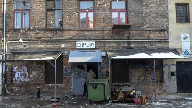 Vista del exterior del club Chmury en Varsovia, arrasado por los ultras del Legia.