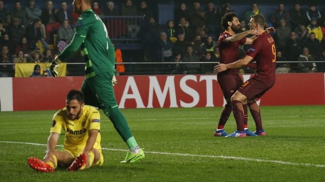 Dzeko celebra su gol ante la decepción de Asenjo y Víctor Ruiz.