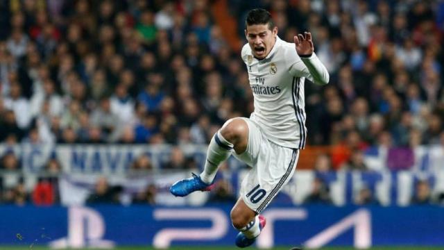 James salva una entrada de un jugador del Nápoles