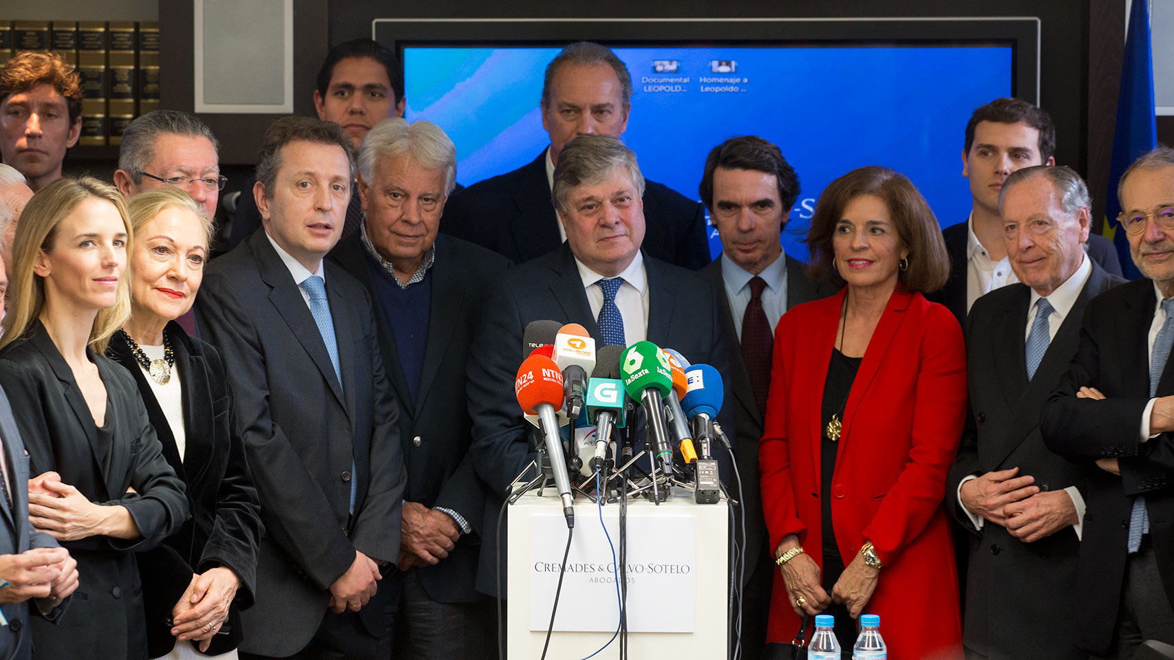 El padre de Leopoldo López, junto a José María Aznar, Ana Botella, Albert Rivera, Felipe González, Alberto Ruiz-Gallardón, entre otros.