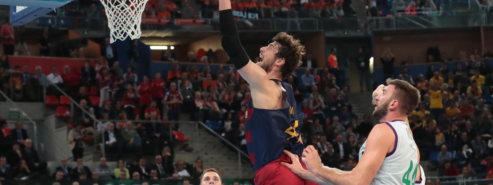 Tomic intenta anotar ante Unicaja.