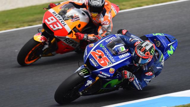 Márquez estudia el rendimiento de Maverick, en la última jornada en el circuito de Philip Island.