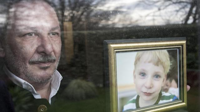 Javier Somoza, en su casa, muestra una foto de su hijo Miguel.