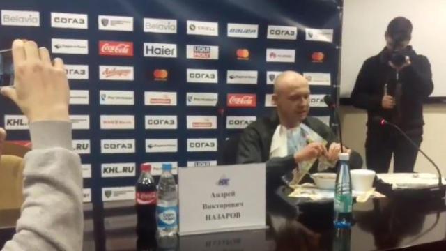El periodista bielorruso se come un periódico.