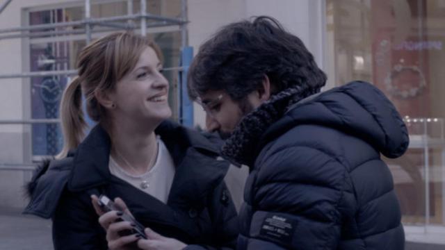 Jordi Évole usando el móvil en uno de sus programas.