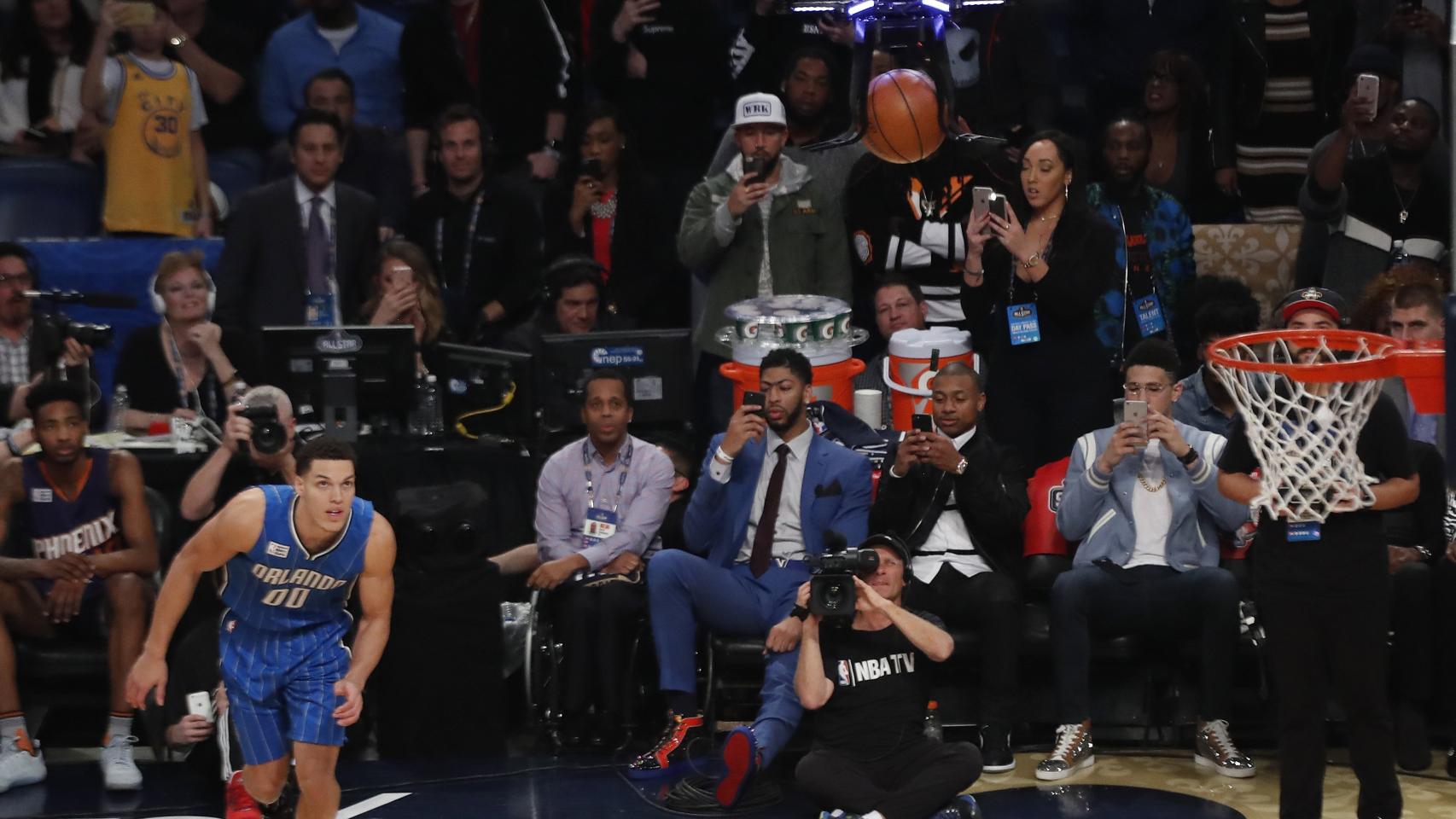 Un dron deja caer una bola a Aaron Gordon durante el concurso de mates del NBA All-Staren Nueva Orleans.