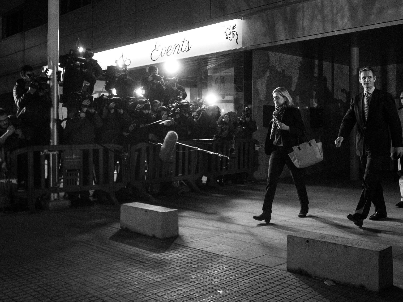 La infanta Cristina e Iñaki Urdangarin abandonan el tribunal en Palma de Mallorca.