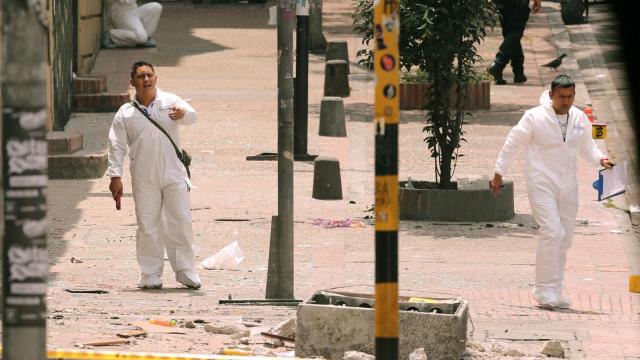 Especialistas en explosivos revisan el lugar donde se registró la explosión.