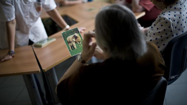 Una mujer con alzhéimer en un centro.
