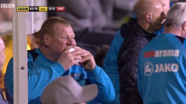 Wayne Shaw, con su bocadillo durante el Sutton-Arsenal.