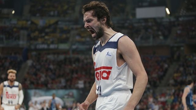 Llull celebrando una canasta
