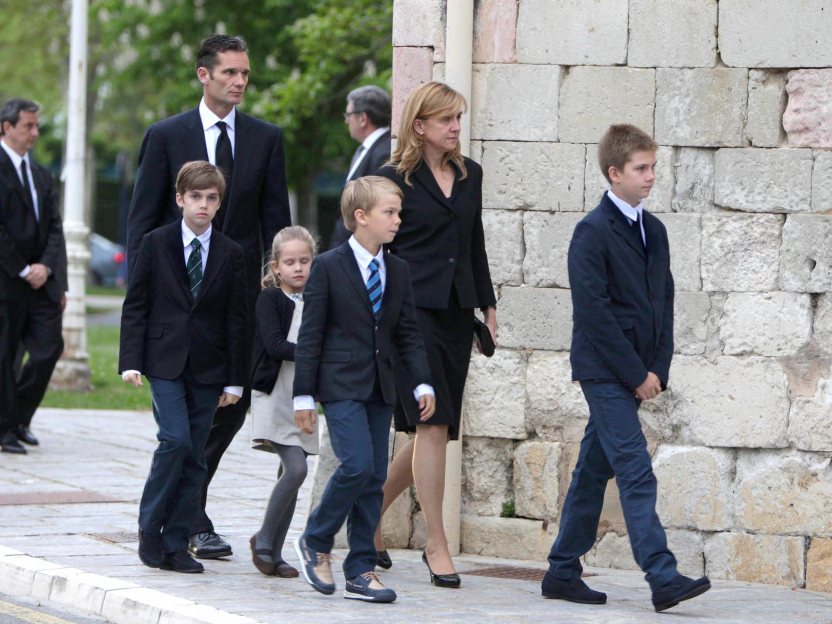 Los ex duques de Palma y sus hijos, en Vitoria en el funeral del padre de Iñaki Urdangarin