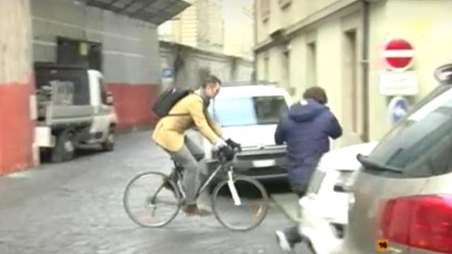 Momento en el que Iñaki Urdangarin salía de su domicilio montado en bici.