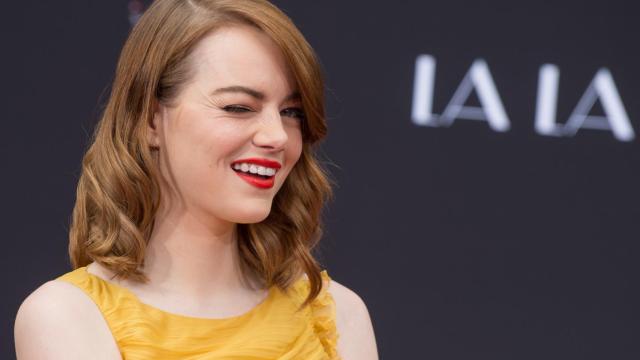 Emma Stone momentos antes de imprimir su huella en Hollywood el pasado 2016 | Foto: Getty Images.