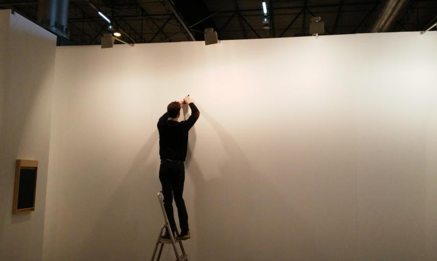 Montaje esta mañana de una de las galerías de Arco de arte contemporáneo.