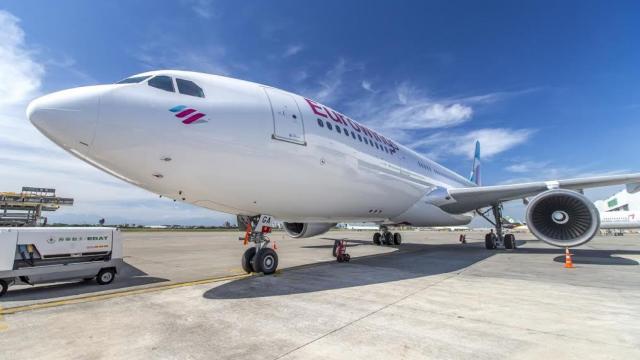 Airbus A330 de Eurowings estacionado en el aeropuerto