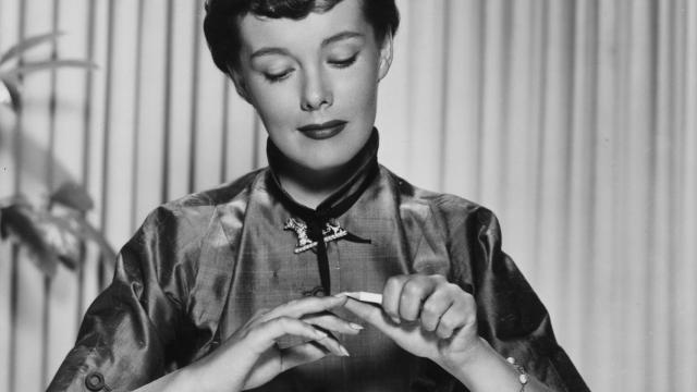 La actriz Phyllis Kirk haciéndose la manicura  | Foto: Getty Images.