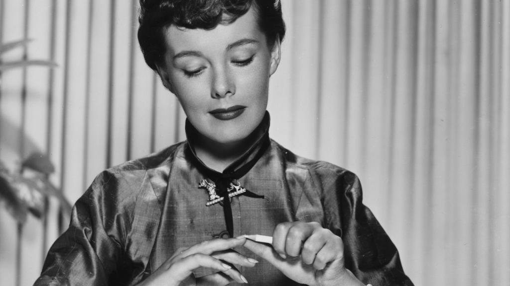 La actriz Phyllis Kirk haciéndose la manicura  | Foto: Getty Images.