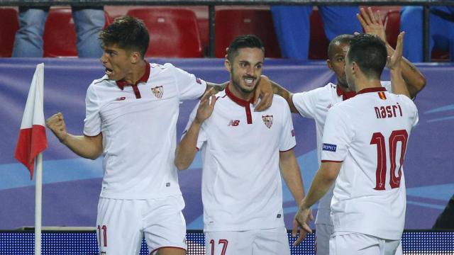 Los jugadores del Sevilla celebran el gol de Sarabia.