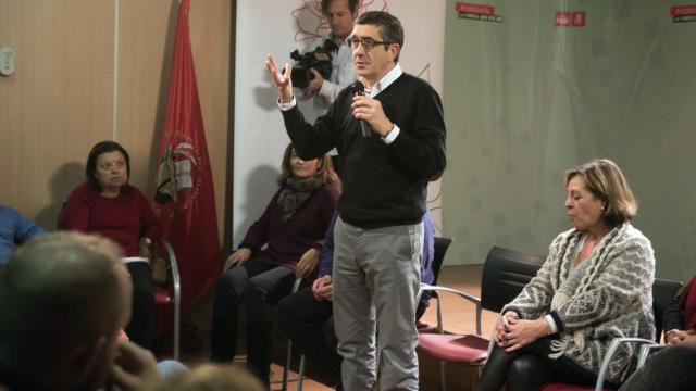 Patxi López, en un acto con militantes para explicar su proyecto.