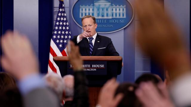 Spicer, durante una rueda de prensa.