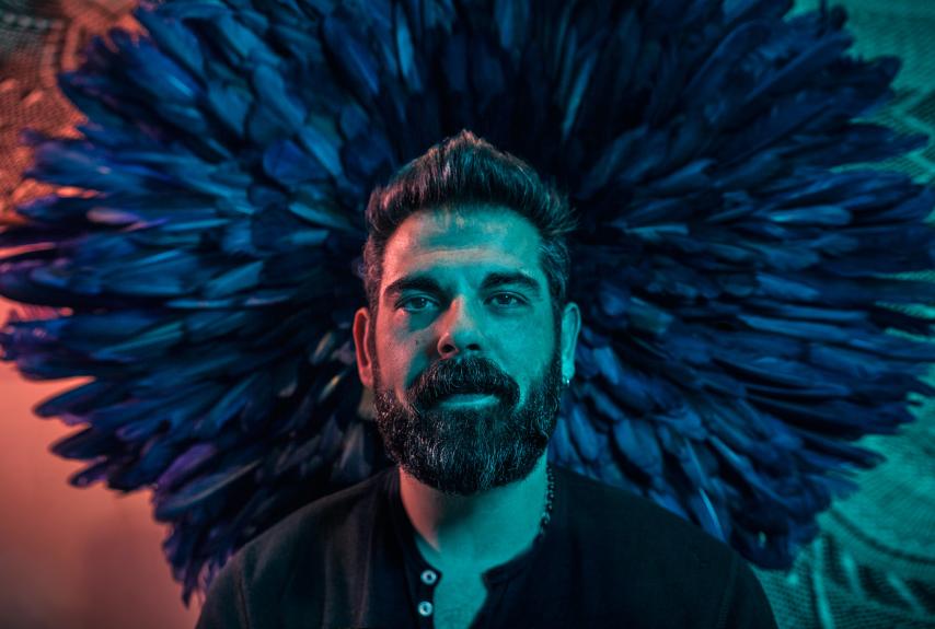 El cineasta Joan Cutrina durante la entrevista, en el Hotel Claris de Barcelona.