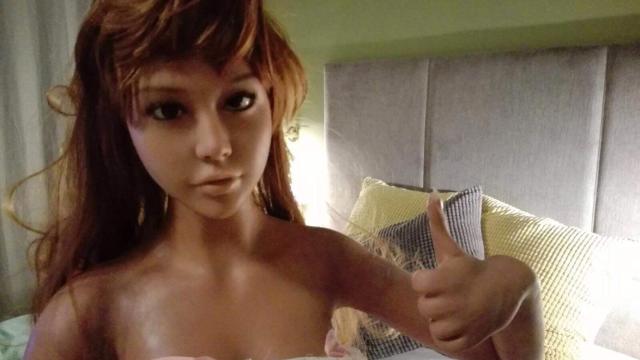 Lily, asiática, 1,61 de altura y 40 kilos de peso, es una sex doll.