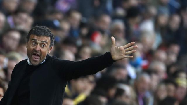 Luis Enrique da instrucciones a su equipo.