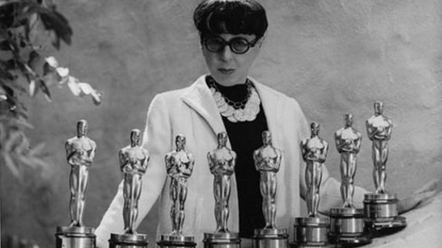 La diseñadora Edith Head, con sus ocho Oscar al Mejor Diseño de Vestuario, ostenta el récord.