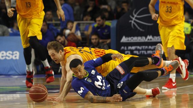 Jackson y Koponen disputan un balón.