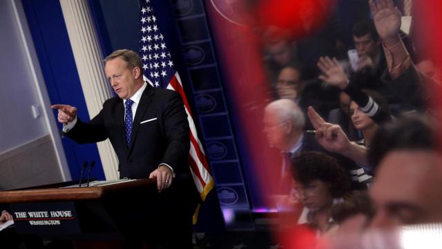 Spicer, durante una rueda de prensa.
