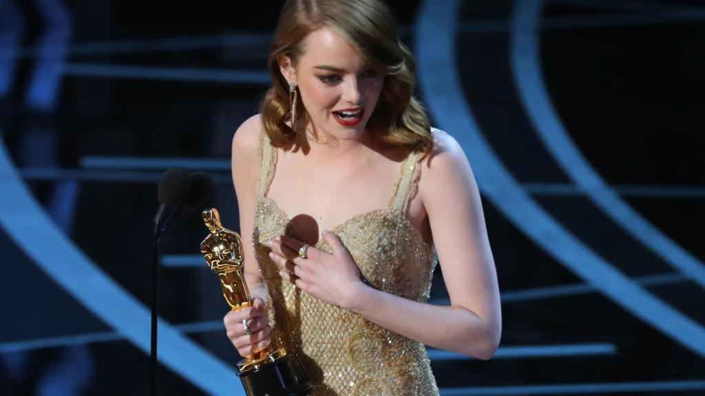 Emma Stone, con su estatuilla.