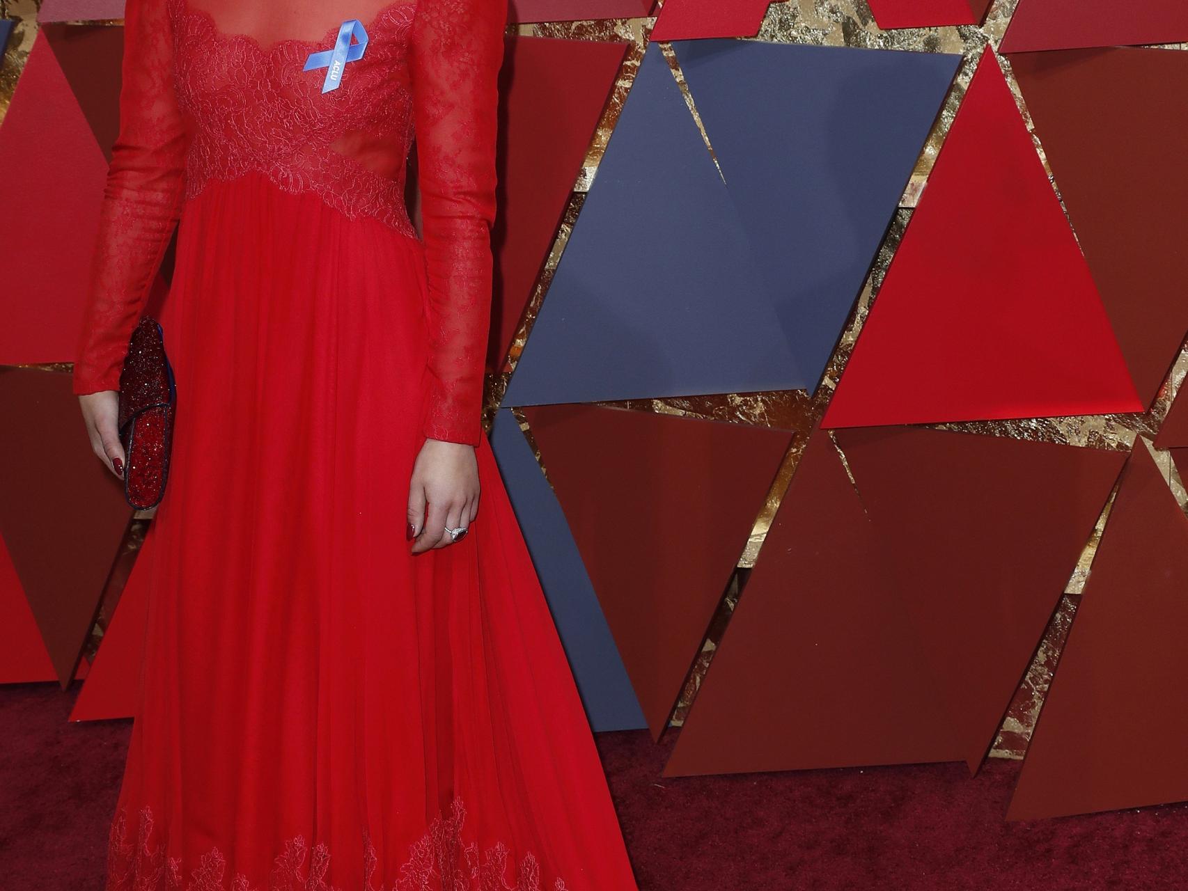 Ruth Negga con el lazo azul por los derechos civiles.