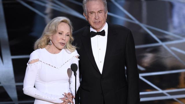 Warren Beatty y Faye Dunaway en la entrega de los Premios Oscar.