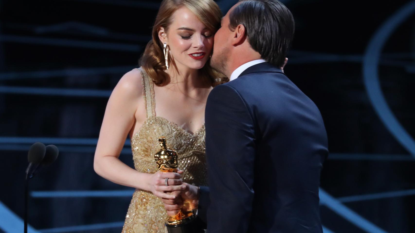 Emma Stone felicitada por Leonardo DiCaprio por su premio a la Mejor actriz.
