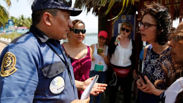 Una miembro de la ONG holandesa en el Puerto de San José