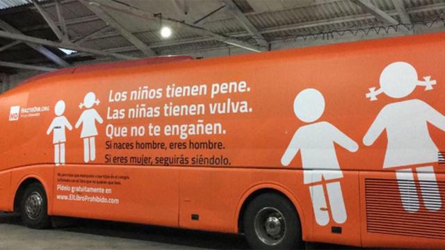 La Policía municipal detiene al autobús de HazteOir contra los niños transexuales