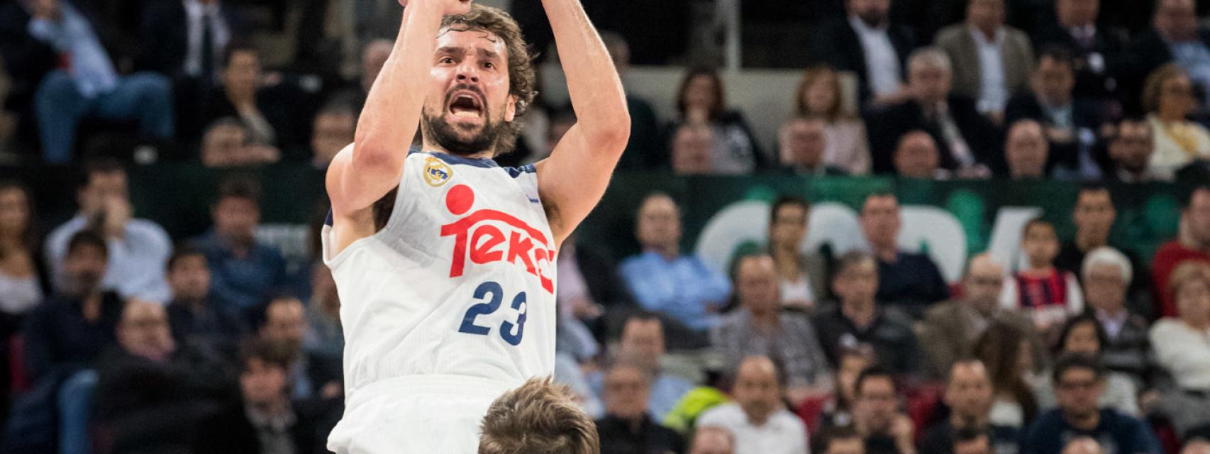 Sergio Llull tira a canasta delante de un defensor.