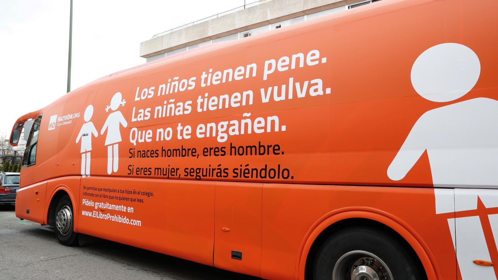 Los niños tienen pene, Las niñas tienen vulva, Que no te engañen, reza el rótulo del autobús