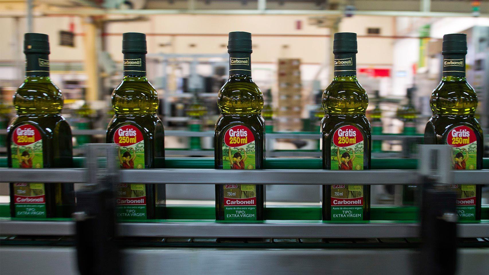 Botellas de aceite de la marca Carbonell, propiedad de Deoleo.