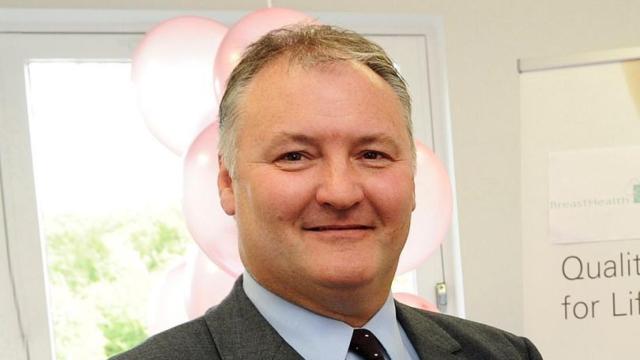 El cirujano inglés Ian Paterson