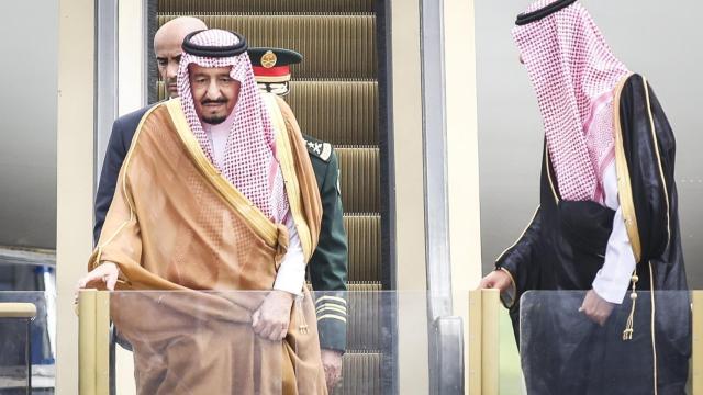 El rey Salman llegando a Indonesia.