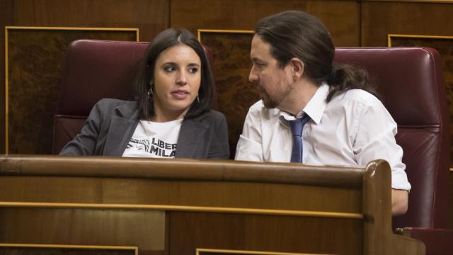 Irene Montero y Pablo Iglesias en sus escaños.